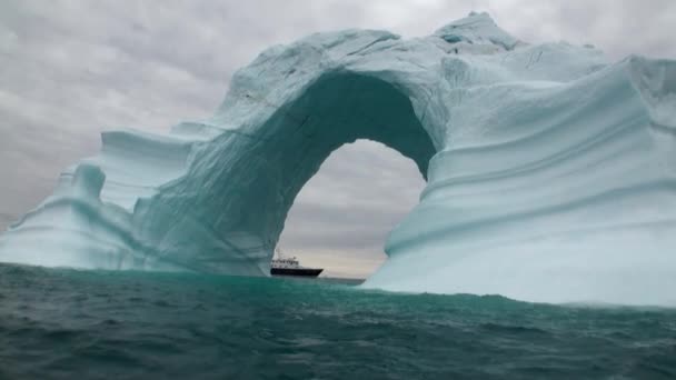 Arco de iceberg como o arco de Darwin nas Ilhas Galápagos — Vídeo de Stock
