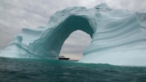 Arc d'iceberg comme l'arc Darwin dans les îles Galapagos — Video