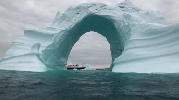 Arco de iceberg como arco de Darwin en las Islas Galápagos — Vídeos de Stock