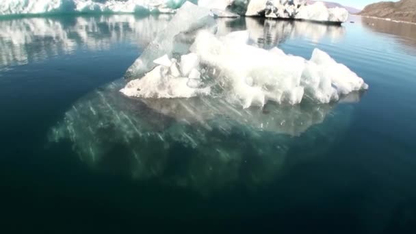 Pequeños icebergs flotando en el mar alrededor de Groenlandia . — Vídeos de Stock