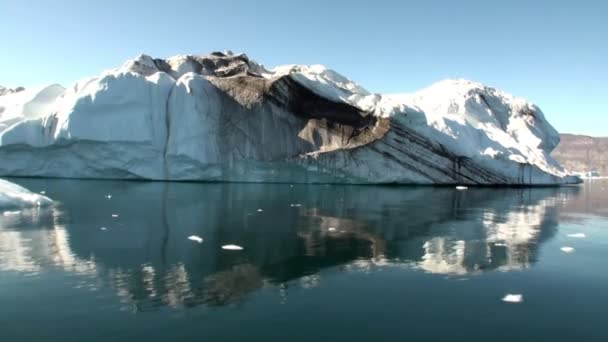 Velké Iicebergs plovoucí v moři kolem Grónska. — Stock video