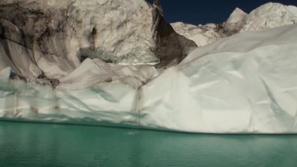 在格陵兰岛附近的海中漂浮的大 Iicebergs. — 图库视频影像