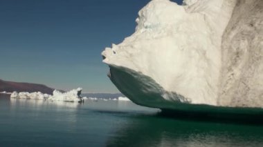 Büyük Iicebergs Denizi çevresinde Grönland yüzen.