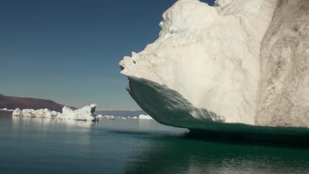 在格陵兰岛附近的海中漂浮的大 Iicebergs. — 图库视频影像