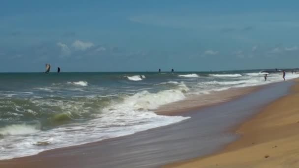 Zee golven surfen op het zandstrand. Maldiven. Close-up. — Stockvideo