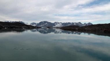 Karadeniz Dağları ve su yansıtan büyük buzdağı.