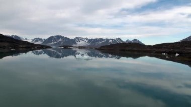 Karadeniz Dağları ve su yansıtan büyük buzdağı.