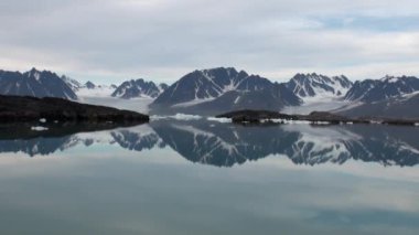 Karadeniz Dağları ve su yansıtan büyük buzdağı.