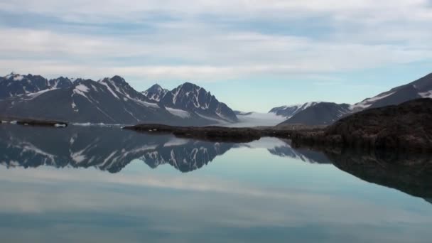 Montanhas marítimas e grandes icebergs que refletem a água . — Vídeo de Stock