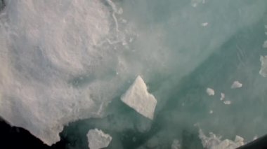 Yansıma burun Buzkıran ve yüzen buz kütleleri.