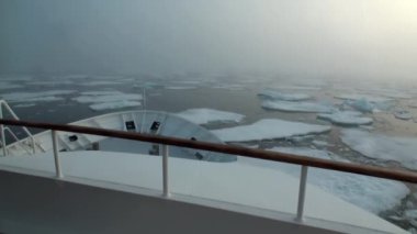 Buzkıran buzları kırar ve ileriye taşımak.