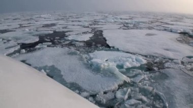 Buzkıran buzları kırar ve ileriye taşımak.