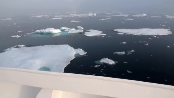 Icebreaker bryter isen och gå vidare. — Stockvideo