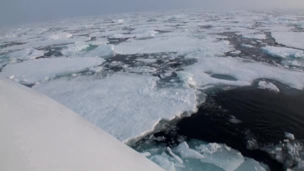 Le brise-glace brise la glace et avance . — Video