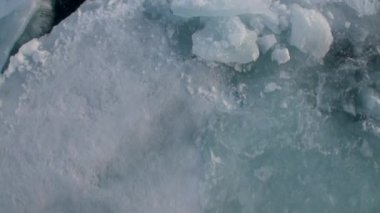 Buzkıran buzları kırar ve ileriye taşımak.