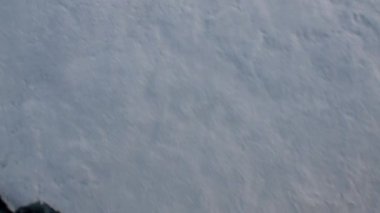 Buzkıran buzları kırar ve ileriye taşımak.