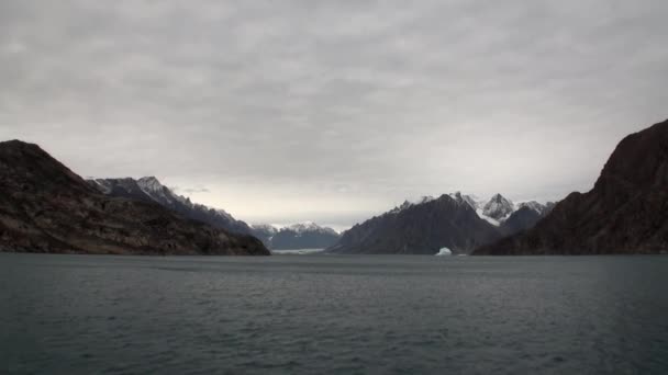 Icebreaker bryter isen och gå vidare. — Stockvideo