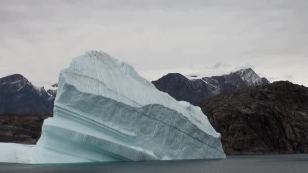 Ледокол ломает лёд и движется вперёд. . — стоковое видео