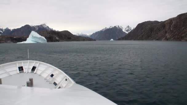 Icebreaker bryter isen och gå vidare. — Stockvideo