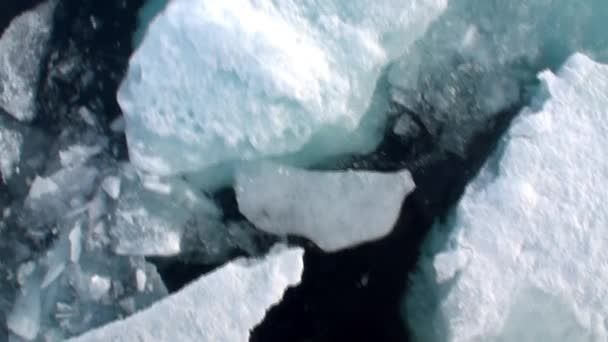 Le brise-glace brise la glace et avance . — Video