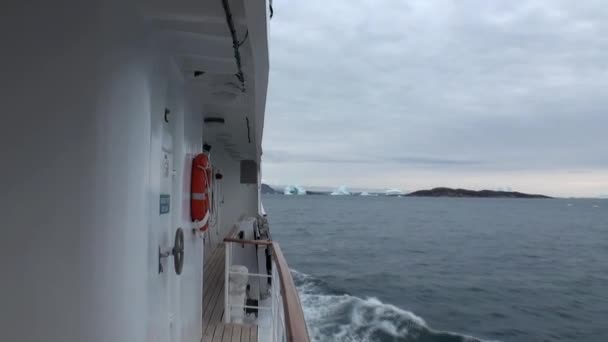 Lodołamacz łamie lód i iść do przodu. — Wideo stockowe
