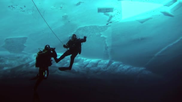 Plongée sous-marine dans l'Arctique au pôle Nord géographique . — Video