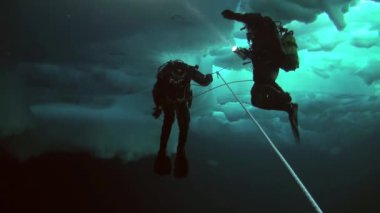 Arctic coğrafi Kuzey Kutbu'ndaki tüplü dalış.