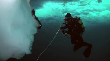 Arctic coğrafi Kuzey Kutbu'ndaki tüplü dalış.