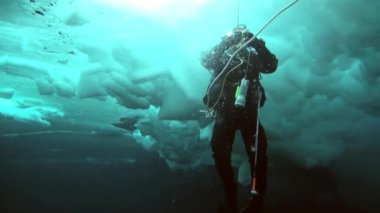 Arctic coğrafi Kuzey Kutbu'ndaki tüplü dalış.