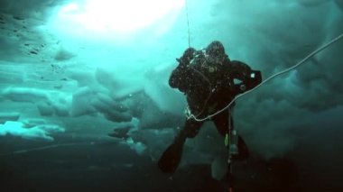 Arctic coğrafi Kuzey Kutbu'ndaki tüplü dalış.