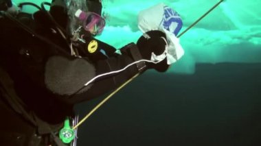 Arctic coğrafi Kuzey Kutbu'ndaki tüplü dalış.