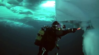 Arctic coğrafi Kuzey Kutbu'ndaki tüplü dalış.