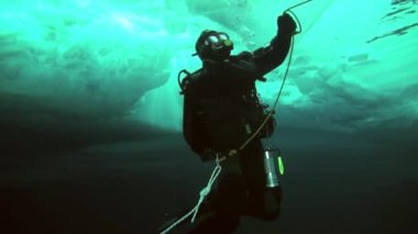 Arctic coğrafi Kuzey Kutbu'ndaki tüplü dalış.