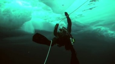 Arctic coğrafi Kuzey Kutbu'ndaki tüplü dalış.