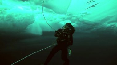 Arctic coğrafi Kuzey Kutbu'ndaki tüplü dalış.