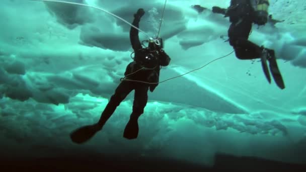 Plongée sous-marine dans l'Arctique au pôle Nord géographique . — Video