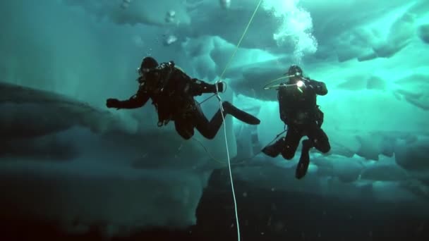 Duiken in noordpoolgebied op geografische noordpool. — Stockvideo