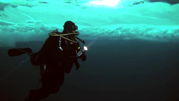 Scuba diving in Arctic at geographic North Pole. — Stock Video