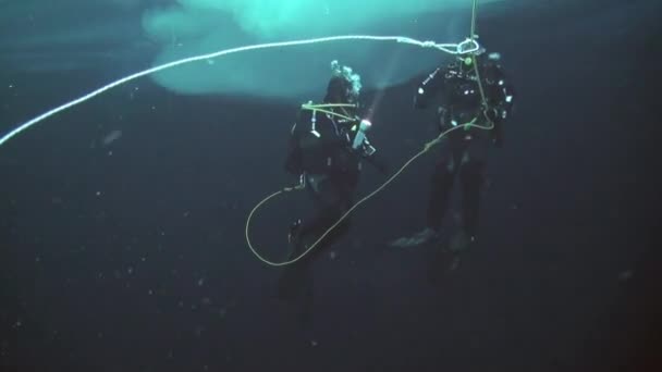 Scuba diving in Arctic at geographic North Pole. — Stock Video