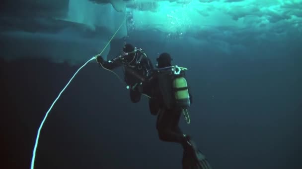 Scuba diving in Arctic at geographic North Pole. — Stock Video