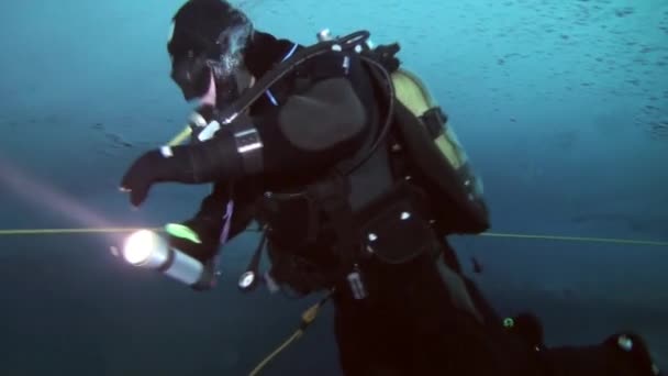 Scuba diving în Arctica la Polul Nord geografic . — Videoclip de stoc