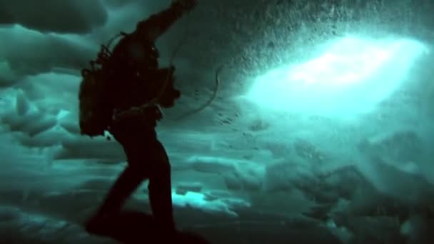 지리적 북극에 북극에서 스쿠버 다이빙. — 비디오