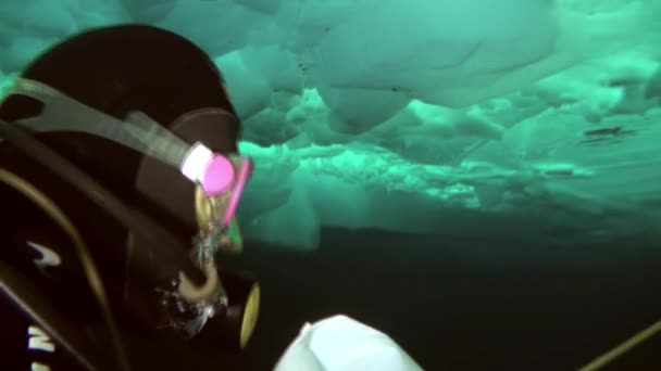 Καταδύσεις στην Αρκτική στο βόρειο γεωγραφικό Πόλο. — Αρχείο Βίντεο