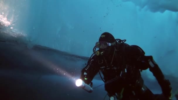 Scuba diving în Arctica la Polul Nord geografic . — Videoclip de stoc