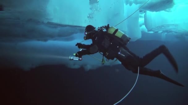 Scuba diving in Arctic at geographic North Pole. — Stock Video