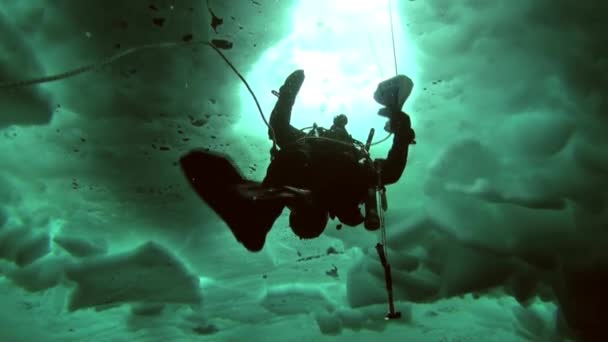 Scuba diving in Arctic at geographic North Pole. — Stock Video