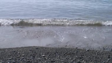 Dalgalar deniz taşlı kayalar plajda sörf. Japonya deniz.