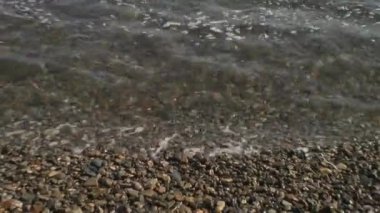 Dalgalar deniz taşlı kayalar plajda sörf. Japonya deniz.