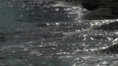 Dalgalar deniz taşlı kayalar plajda sörf. Japonya deniz.