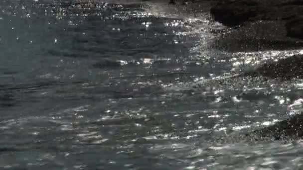 Onde marine surf su rocce pietrose spiaggia. Mare del Giappone . — Video Stock